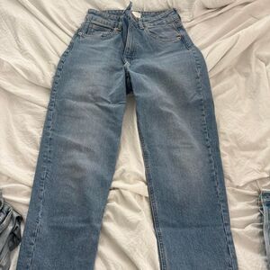 H&M High Waisted Straight Leg Medium Wash Sz 4 Women's Blue Jeans
